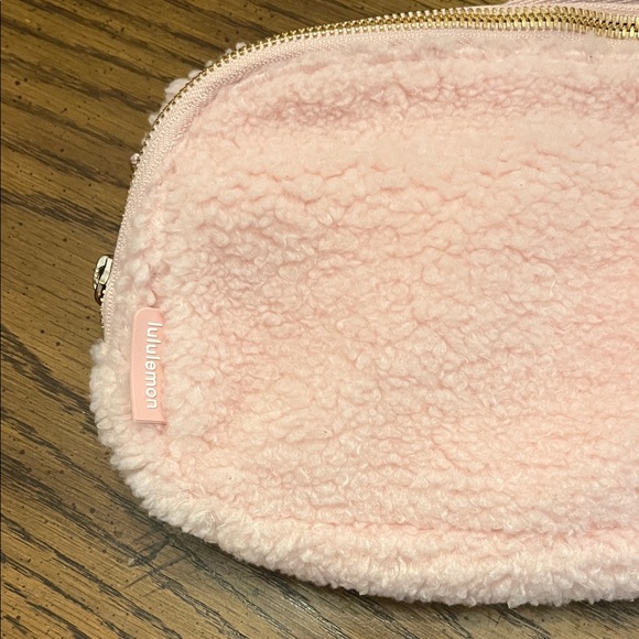 Lululemon Everywhere Fleece Belt Bag in Pink Mist with gold hardware, NWT - Picture 3 of 16